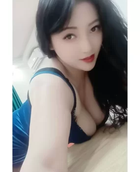 D奶水特别多的少妇，两个大灯太好玩了